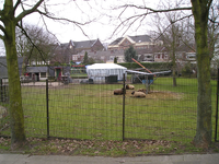 904414 Gezicht op de Dierenweide Abstede (achter de Abstederhof) te Utrecht, met het tijdelijke verblijf voor kippen ...